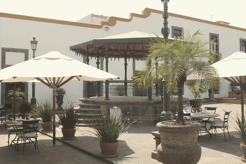 Terraza con quiosco y mesas al aire libre
