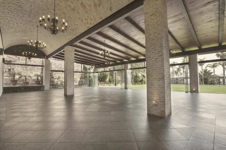 Salón con bóvedas de piedra abierto al jardín